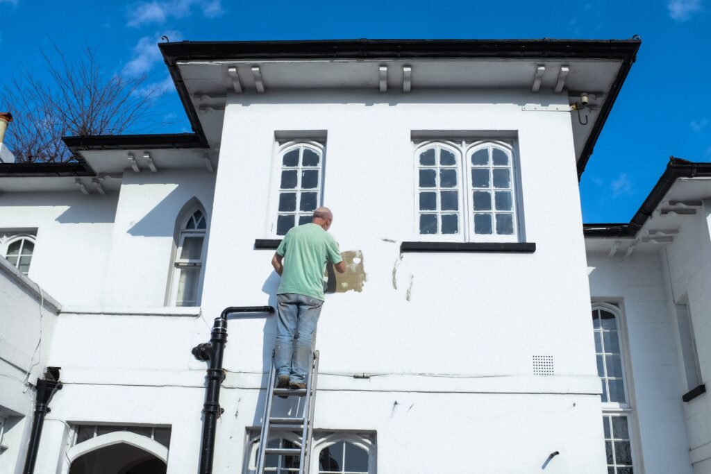 Wie finde ich einen Maler für Fassadengestaltung in Wörgl?